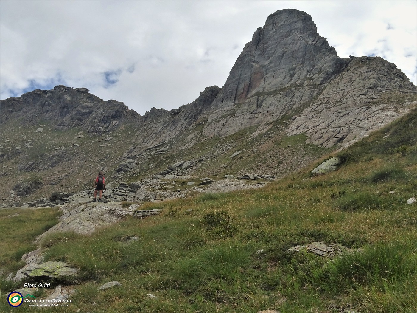 66 In decisa salita saliamo al laghetto e Passo di Val Vegia con lo spettacolo dell'imponente torrione del Pizzo delle Orobie .JPG